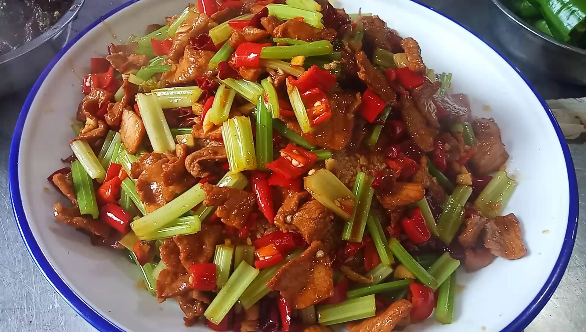 老板说我菜做的不好,让我多学习一下,看厨师长这样做锅巴小炒肉,肉片上浆之后醒一会儿,这样肉片更滑嫩